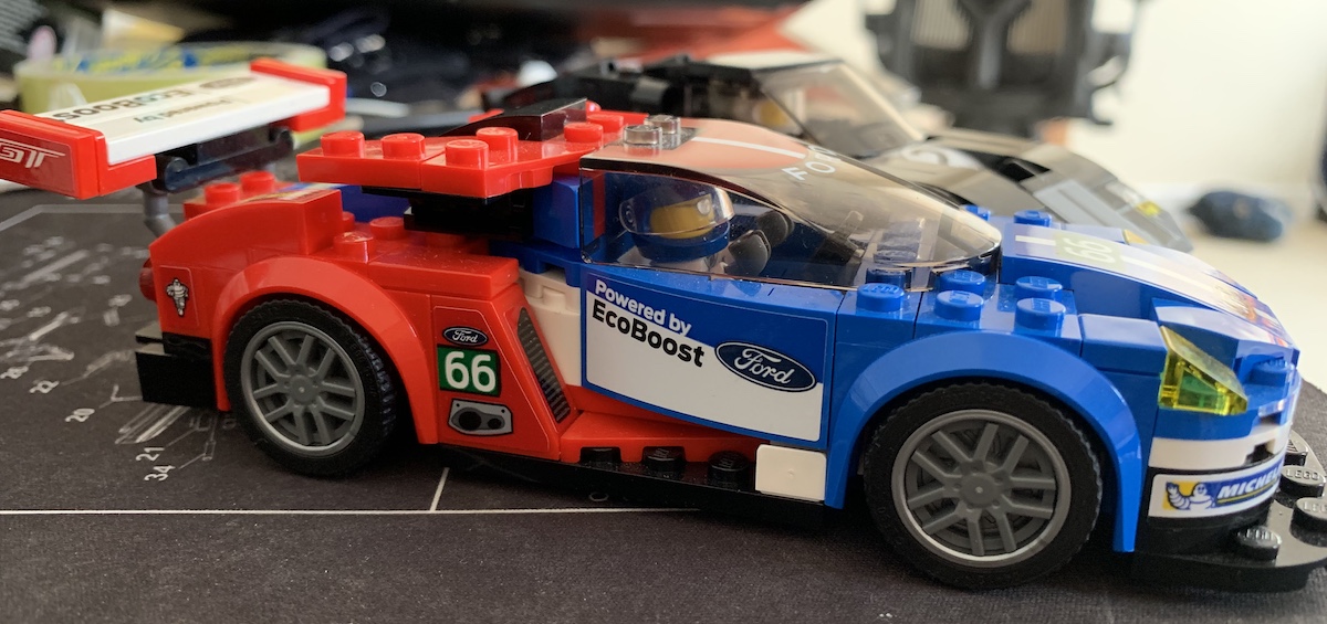 The side profile of the 2016 Ford GT Speed Champions model really shows off how well they've captured the sculpture of the car and the colours of the real-world Ford livery. The tiny Michelin man (Bibendum) stickers on the rear corners add a nice detail.