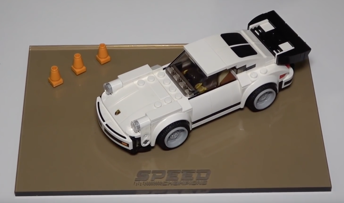 Another look at the 1974 Porsche 911 Turbo 3.0 model in white, along with its accessories for the first time (these cones). A great set for young Porsche fans, and thanks to the team's work - customisable in a whole new way with transparent background stickers.