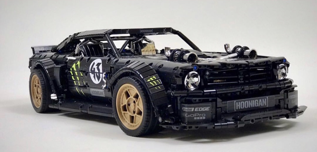 This large scale Hoonicorn replica in Technic looks great and there's tons of effort gone into the livery. Image © @loxlego