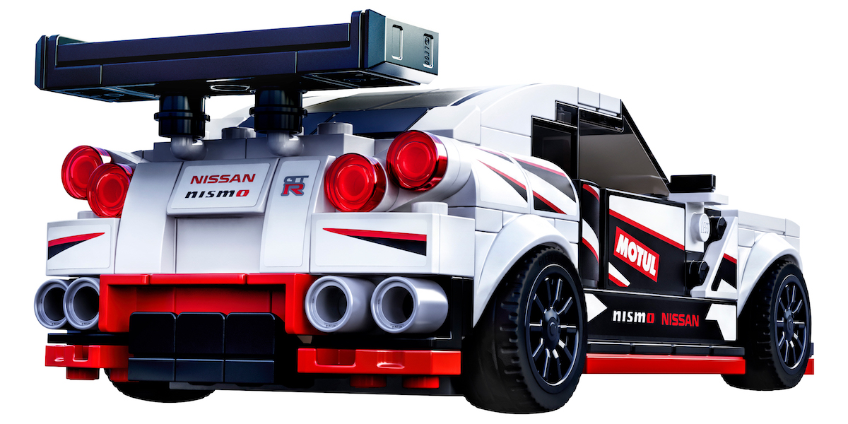 The rear of the car, showing the trademark quad rear lights of the GT-R. This set continues the trend of 2020 Speed Champions sets to have LEGO built rear lights while using stickers for the headlights at the front.