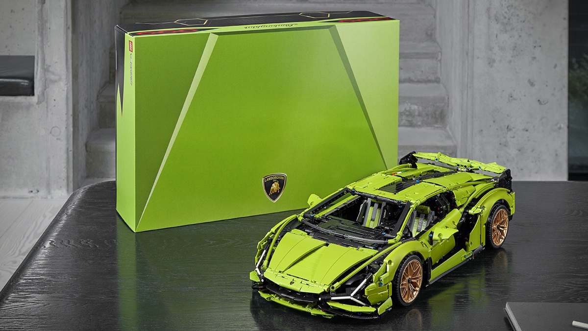 The Technic Sián and it's unique Lamborghini-themed box. LEGO and Lamborghini's partnership on this set has gone deep.