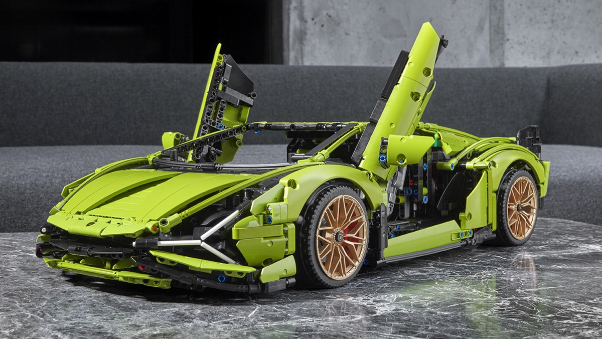 Wide, low and eyecatching - this 4,000 piece Technic set definitely captures the spirit of Lamborghini in it's bright, lime green, colour scheme.