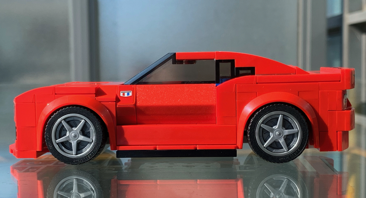 This side profile shows the rakish coupe profile that LEGO managed to incorporate, along with the deeply textured doors and side skirts similar to the earlier Ferrari 458 GT2 model. These five spoke wheel trims also look great on the model.