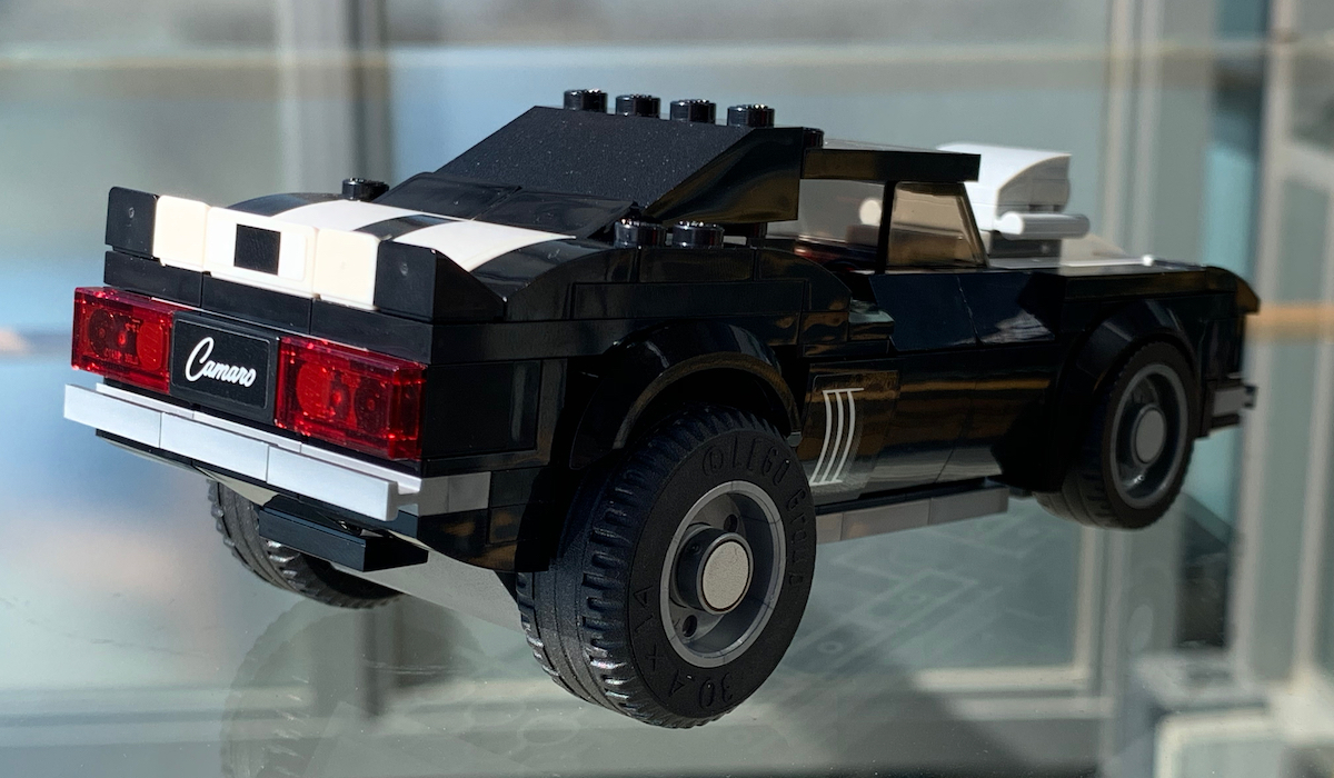 The rear of the Camaro Z/28, basically up in the air thanks to those giant wheels. The minimal stickering on this model, used mainly for the stripe down teh center really gives it a LEGO car look yet it really captures the spirit of the real vehicle.