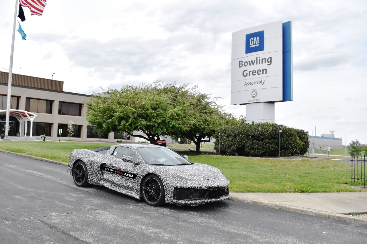 The new 2020 (supposedly mid-engined) Corvette outside the famous Bowling Green plant where Corvettes are produced. This set would make a great US rival to the Porsche, McLaren's and Ferraris we usually get!