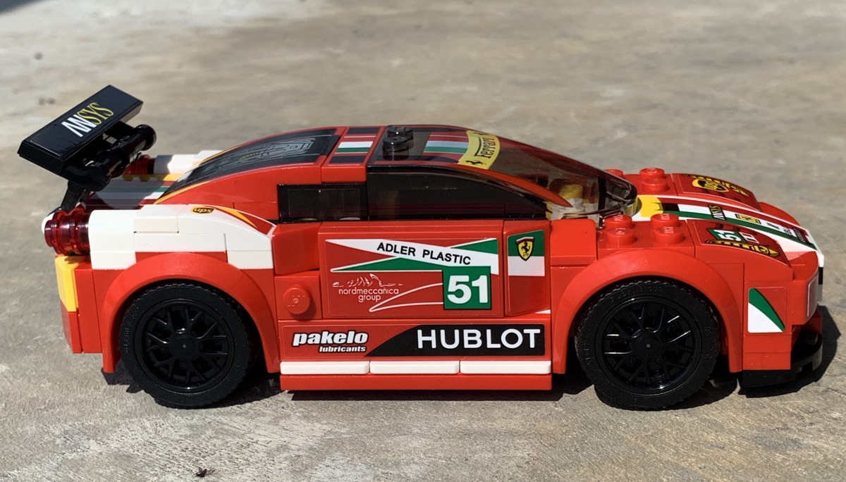 The side profile of the Speed Champions 458 Italia GT2 shows a relative lack of detail compared to modern models. Two flat plates, covered with stickers, make up the majority of the side. The 1x1 plate stuck to the side of the model is a bit odd, only really serving to put a single stud on the side of the model in case you forgot it was LEGO... The Ferrari shields at the start of the door are a nice detail.