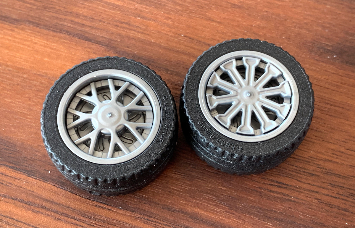 The two rim styles supplied in the box with the Speed Champions Ferrari 488 GT3. To my eye, only the rims on the right look good at all, showing the brake-disc effect printed on the wheel and having a dished effect. The others look like a wheel design from the Porsche 918 Spyder with an unfortunate resemblance.
