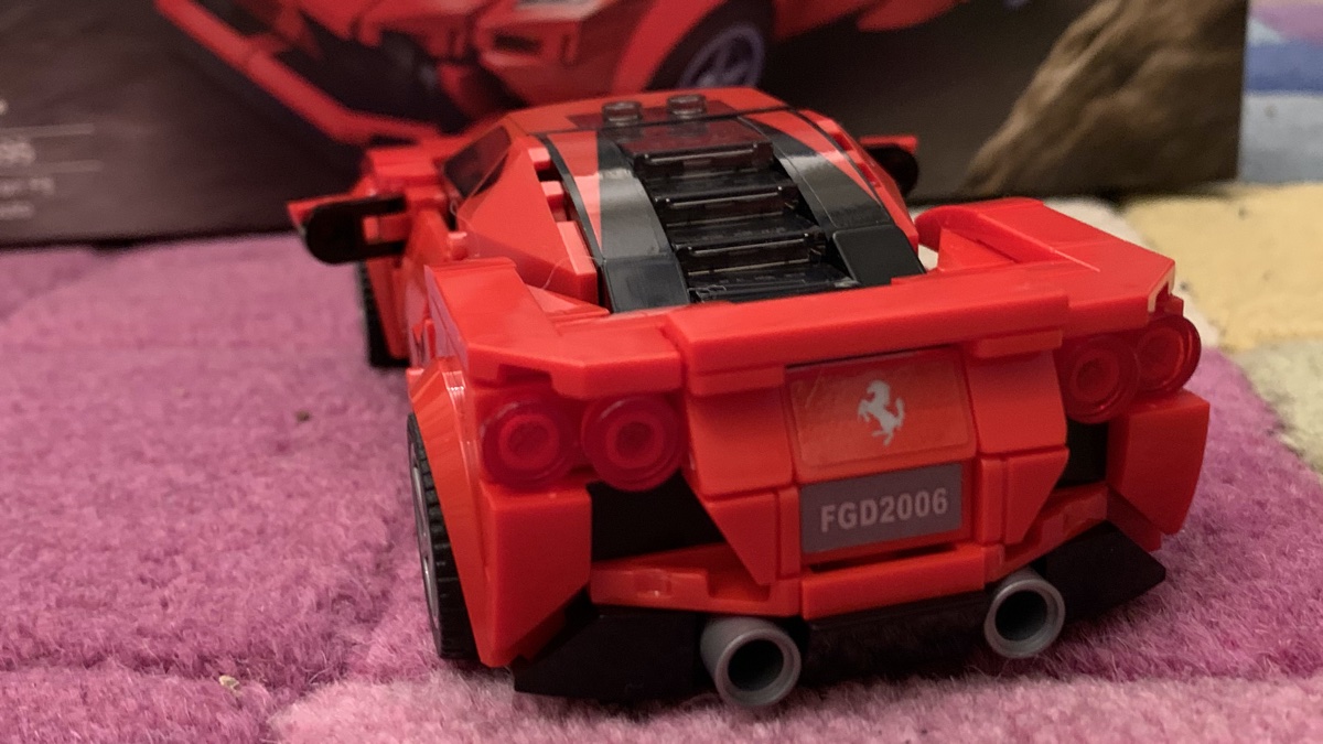 Very few stickers to be found on this model, with just the Ferrari badge and the FGD2006 licence plate. That stepped, smoked rear glass window looks great and reminiscent of the Ferrari F40. The four round rear lights and huge twin exhausts give the model all the character of the real thing.