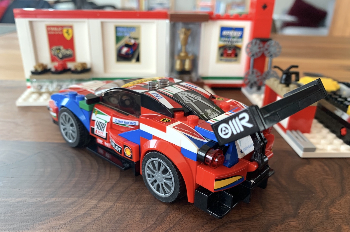 The rear of the 488 GTE captures the two rear lights well and that huge, articulated rear wing covered in ANSYS sponsor graphics really makes this set look like the endurance racer it was based on.