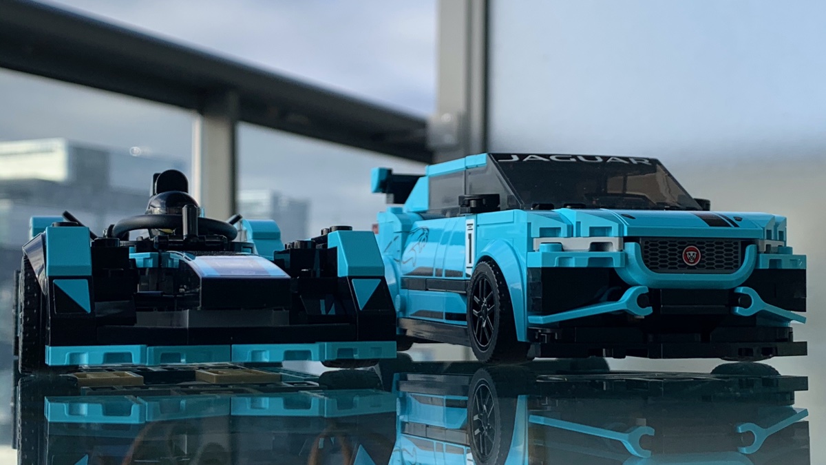 The Panasonic Jaguar Racing Formula E car alongside the I-PACE eTROPHY Jaguar. This set is a great value and offers something new for Speed Champions fans in the build and display.