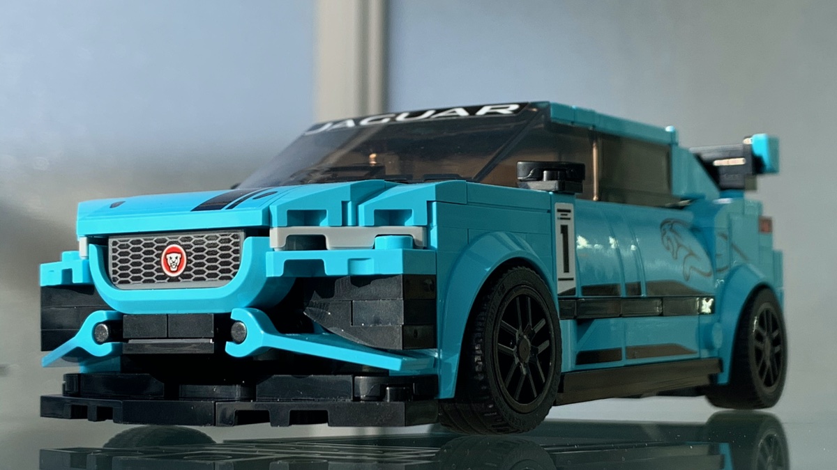 The Jaguar I-PACE eTROPHY car is chunky - LEGO have done a great job replicating the trademark Jaguar grille and the aggressive front bumper treatment using some cleverly arranged flag pieces and upside down black slopes.