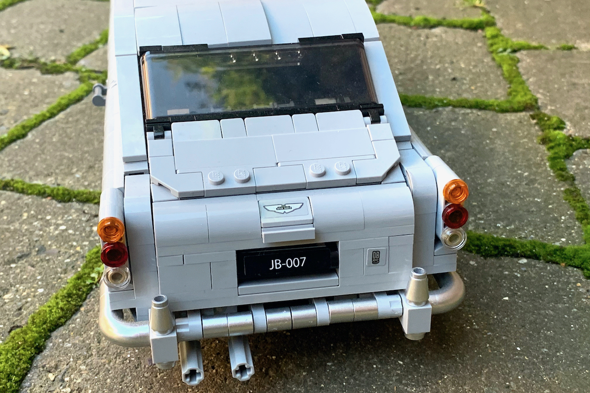 The rear of the model shows the stickered Aston Martin and DB5 badging, along with the pop-up bulletproof shied and another rotating licence plate holders. The vertically stacked circular rear lights and metallic silver bumper trims look great on this set.