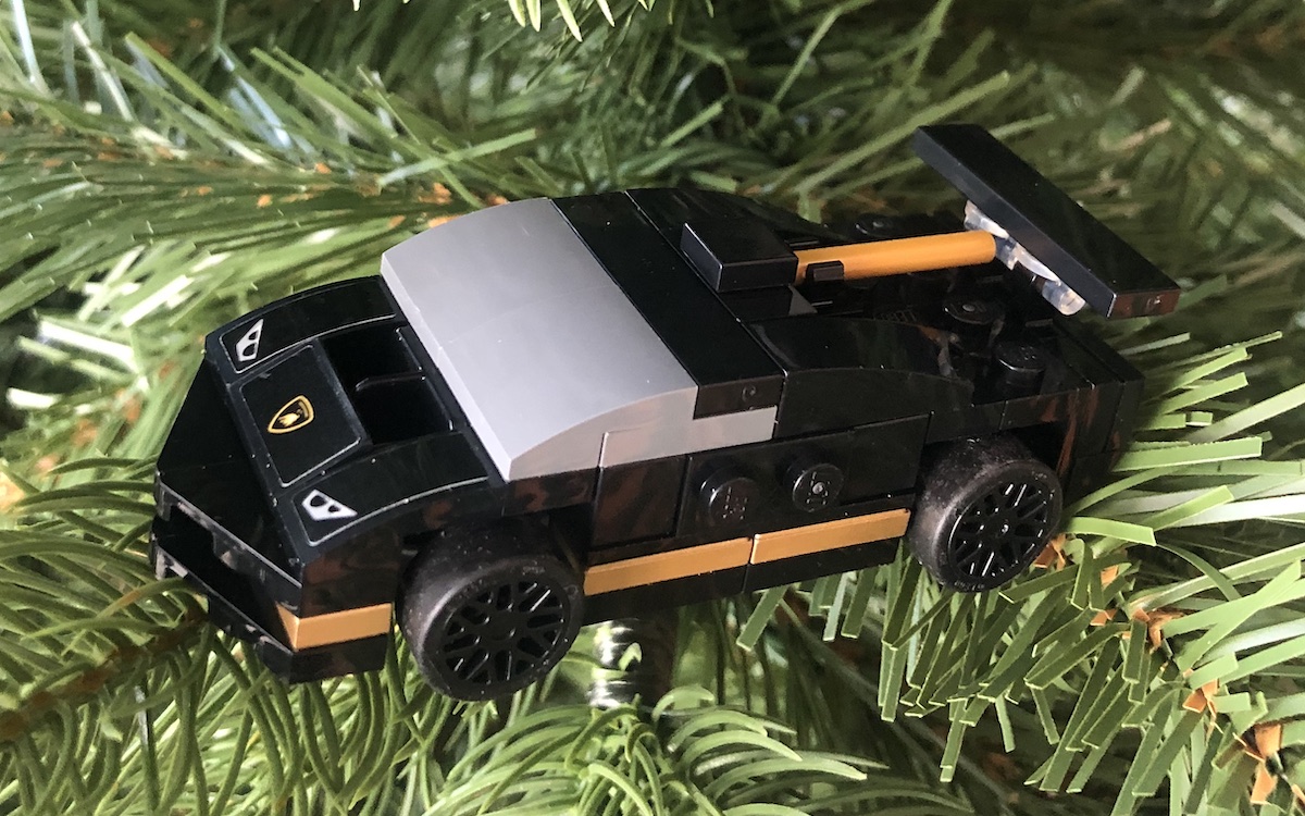 The black and gold Huracan looks great even at this 4 wide scale and we’d absolutely recommend picking this polybag up as soon as it becomes available.
