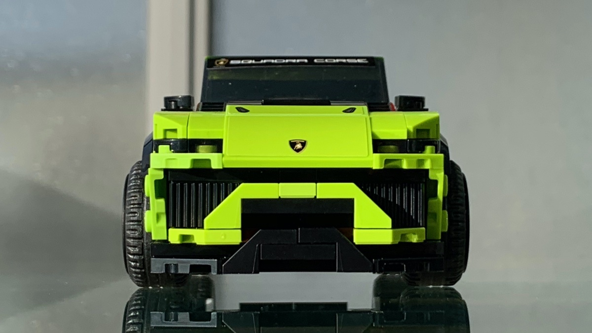 Front on view shows great detail with corrugated blocks replicating a wide open radiator, and built in details on the front bumper and splitter. The tiny, slit-like lights are accurate and the overall angular nature of the Urus is replicated well in the model.