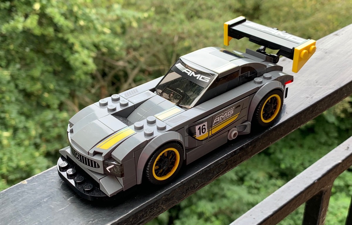 Top view of the model really shows off that deep bonnet vent. Maybe one day we'll get a Ferrari 488 Pista and LEGO can try to model it's bonnet vent, all the way through from the front bumper. This really is one of my favourite Speed Champions models.