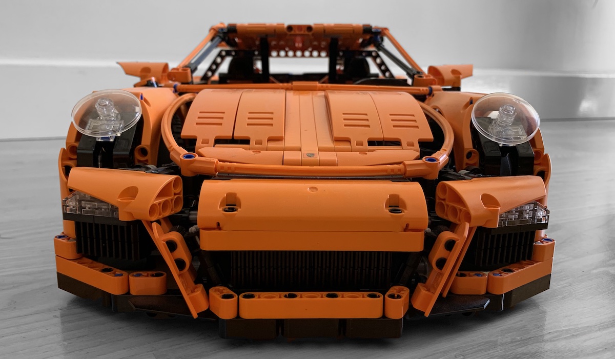The front of this model shows the great realism LEGO achieved, with the classic 911 headlight angle, and the 2015 model's indicator placement and radiator positioning replicated. The model is super close to the ground too, just like the real thing.