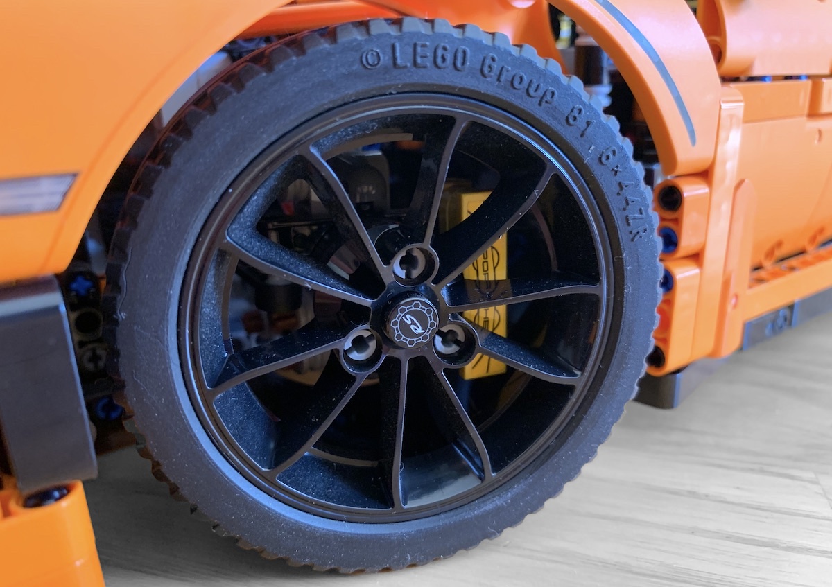 The custom rims in this set were produced to replicate those found on the real world GT3RS. The Yellow brake callipers are a nice touch, representing Porsche's carbon brake options. I'd have liked to see a little more dish on the rear wheels, but expecting two custom designs is perhaps a little much. The centre-lock wheel nut with the RS logo on is a great touch.